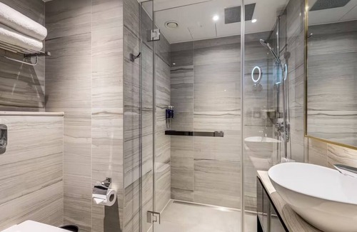 Portsoken Hotel | Spacious Deluxe King Room, City Views, Steps from the Tube