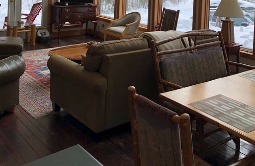 Plymouth House | SPACIOUS DESIGNER HOME RETREAT - GREAT LOCATION