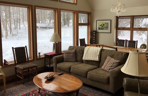 Plymouth House | SPACIOUS DESIGNER HOME RETREAT - GREAT LOCATION