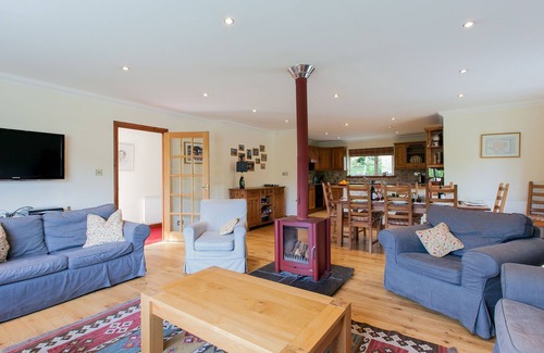 Nostie Cottage | Spacious detached bungalow set on the edge of Loch Alsh with direct access to the sea loch.