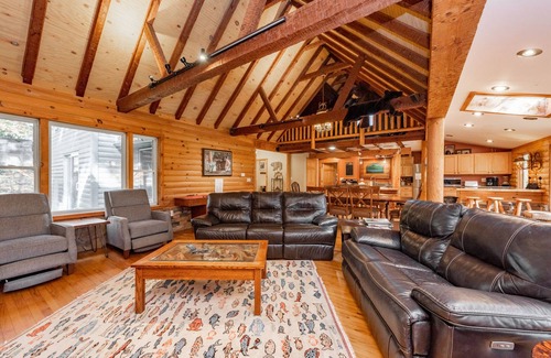 North Glade Hills House | Spacious Dog Friendly Cabin at Deep Creek Lake
