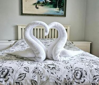 Feltham West House | Spacious Double Room Near Heathrow Airport