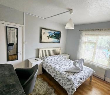 Feltham West House | Spacious Double Room Near Heathrow Airport