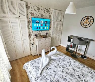 Feltham West House | Spacious Double Room Near Heathrow Airport