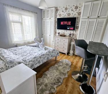 Feltham West House | Spacious Double Room Near Heathrow Airport