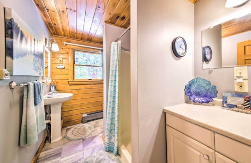 Gouldsboro Cabin | Spacious Down East Cabin w/ Deck + Views!
