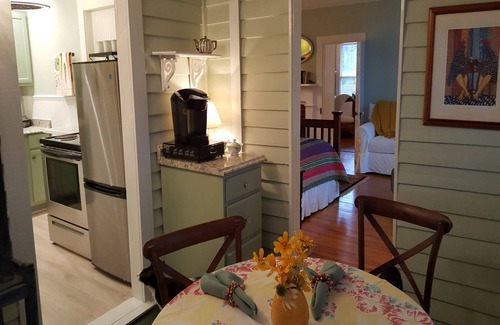 Downtown Little Rock Cabin | Spacious Downtown Cottage with Roof-Top Patio