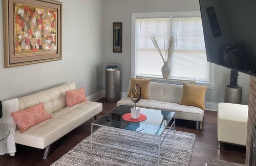Shawnee House | Spacious Downtown Home min away from Golf Course Edit