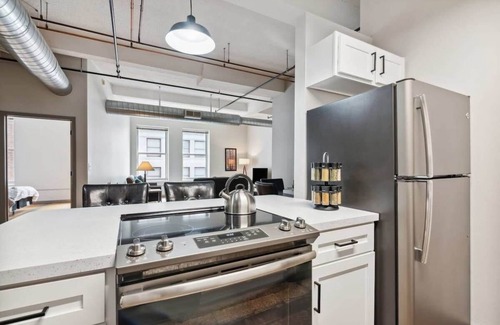 Downtown Kansas City Apartment | Spacious Downtown Retreat with Indoor Pool & Gym
