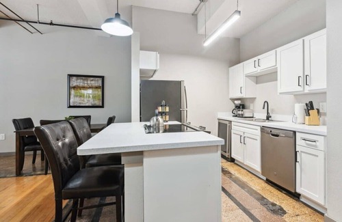 Downtown Kansas City Apartment | Spacious Downtown Retreat with Indoor Pool & Gym