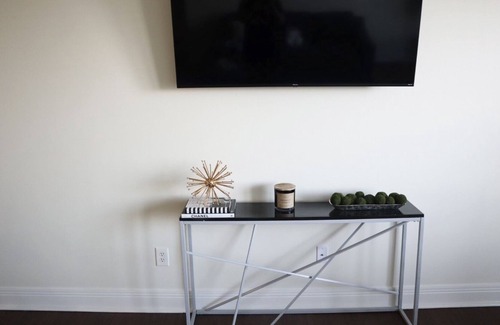 Market East District Apartment | Spacious downtown Indy Apt.2Rm Free Parking