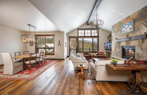 Corkscrew Flats House | Spacious Elegance, 5 en-suites, hiking trail to town, packed with amenities!