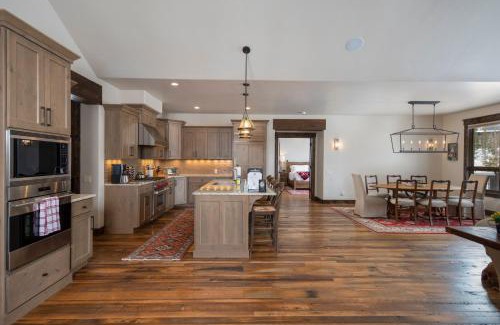 Corkscrew Flats House | Spacious Elegance, 5 en-suites, hiking trail to town, packed with amenities!