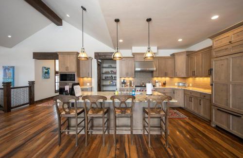 Corkscrew Flats House | Spacious Elegance, 5 en-suites, hiking trail to town, packed with amenities!