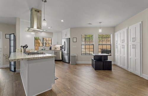 Burbank House | Spacious Elegance in the Hills