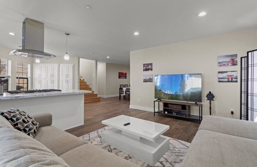 Burbank House | Spacious Elegance in the Hills