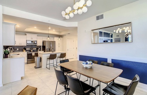 Kissimmee Apartment | Spacious End-Unit Condo | Modern Open Floor Plan w/Elegant Décor & Full Comfort | Minutes to Disney