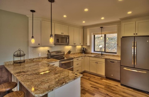 Lincoln House | Spacious End Unit Townhouse in a great location! (nh m&r lic# 064460)