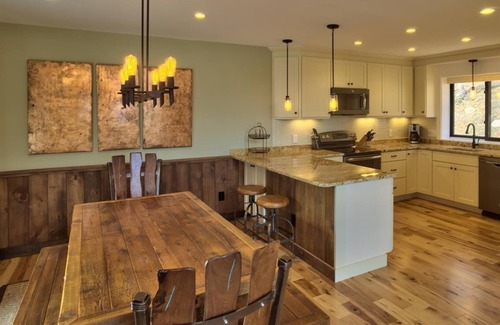 Lincoln House | Spacious End Unit Townhouse in a great location! (nh m&r lic# 064460)