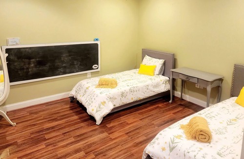 Falmouth House | SPACIOUS, Entire 3-Bedroom Basement Apartment, Full Amenities