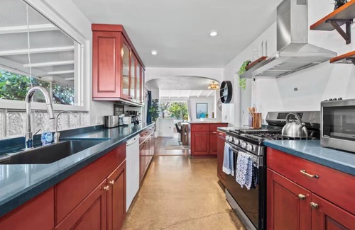 Ridgeview - Webster House | Spacious Escape 4BR - Guesthouse, Hot Tub + Games