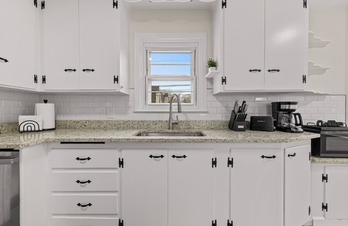 Huntington Woods House | Spacious family-friendly 4 BD home- AC, ping pong, by downtown Royal Oak, Zoo