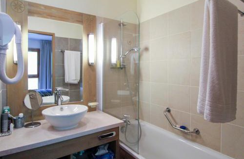 Flaine Apartment | Spacious Family 2-bed, 2-bath with parking, private piste