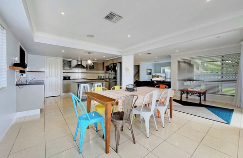 Banksia Beach House | Spacious Family Home on Canal- Pets Welcome