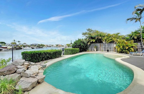 Banksia Beach House | Spacious Family Home on Canal- Pets Welcome