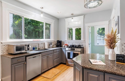 Oakley House | Spacious Family Friendly Gem ~ King Bed ~ Parking ~ Tons of Amenities!n