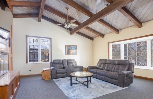 Des Moines House | Spacious Family Friendly Home with Huge Yard
