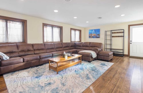 Des Moines House | Spacious Family Friendly Home with Huge Yard