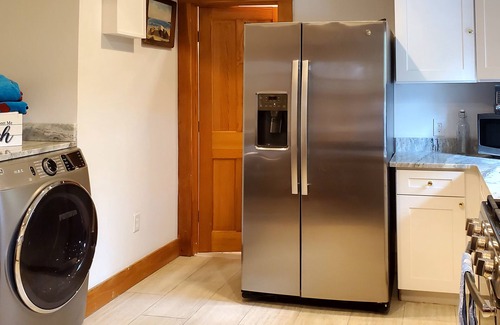 East Chop Apartment | Spacious family-friendly home with fast WiFi, beach access, & washer/dryer