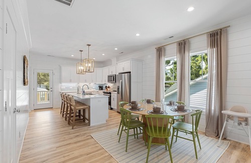 Tranquil Harbour House | Spacious Family Friendly 4 BR Home w/Pool & Outdoor Kitchen