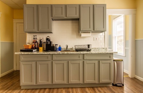 Union HIll House | Spacious family friendly 3BR 1st FL apt. Kelly SQ, collages & universities