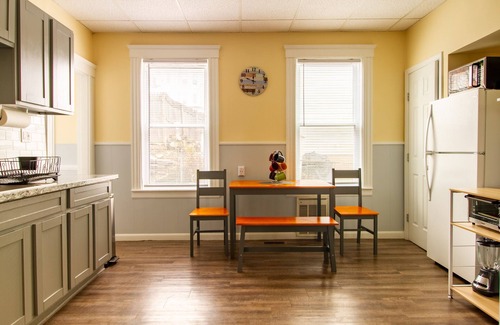 Union HIll House | Spacious family friendly 3BR 1st FL apt. Kelly SQ, collages & universities