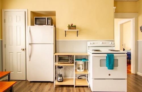 Union HIll House | Spacious family friendly 3BR 1st FL apt. Kelly SQ, collages & universities
