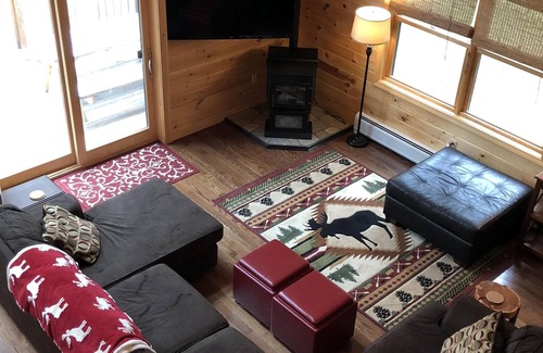 Alpine Village House | Spacious Family Friendly Log Sided Home - Close to StoryLand, Saco River & More!