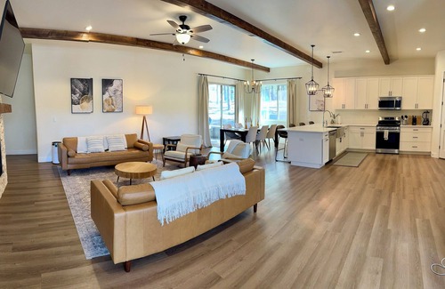 Williams House | Spacious family friendly home, close to Grand Canyon, GC railroad and Rt66