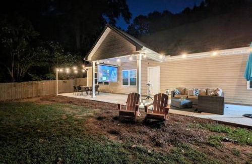 Hidden Valley House | Spacious Family Friendly Home with Large Fenced in Yard