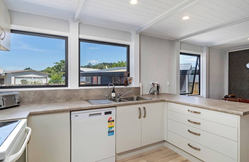 Whangamata House | Spacious Family Getaway - Whangamata Holiday Home