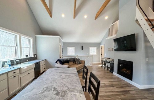 Center Conway House | Spacious Family Getaway | New, Peaceful + Hot tub!
