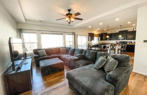 Fountain House | Spacious Family Getaway 20min to downtown sights