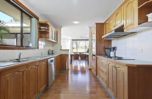 Calare House | Spacious Family Home - Leafy Suburb & Pets Allowed
