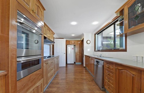 Calare House | Spacious Family Home - Leafy Suburb & Pets Allowed