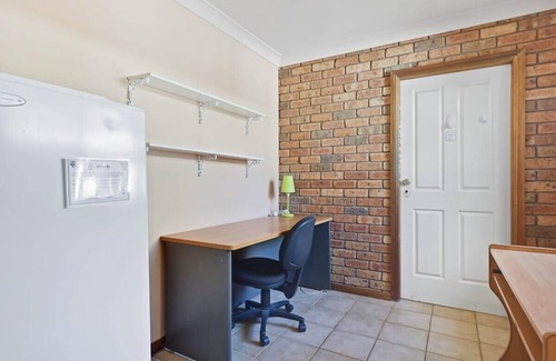 Calare House | Spacious Family Home - Leafy Suburb & Pets Allowed