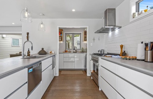 Auckland House | Spacious family home in Meadowbank