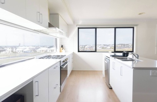 Torquay House | Spacious family home with pool and ocean views