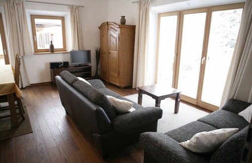 Osterhofen Apartment | Spacious family residence - in a very quiet location with wonderful mountain views