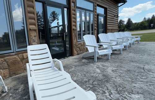 Alger Cabin | Spacious Family Ready 2BR Riverside Retreat | with Indoor Pool & Waterside Deck
